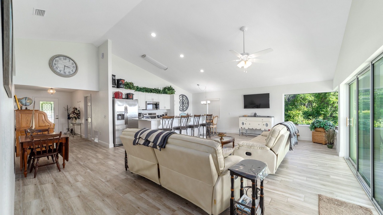 Photo of Livingroom in Candler