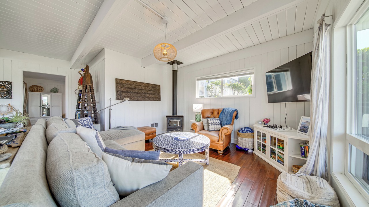 Photo of Livingroom in Langley