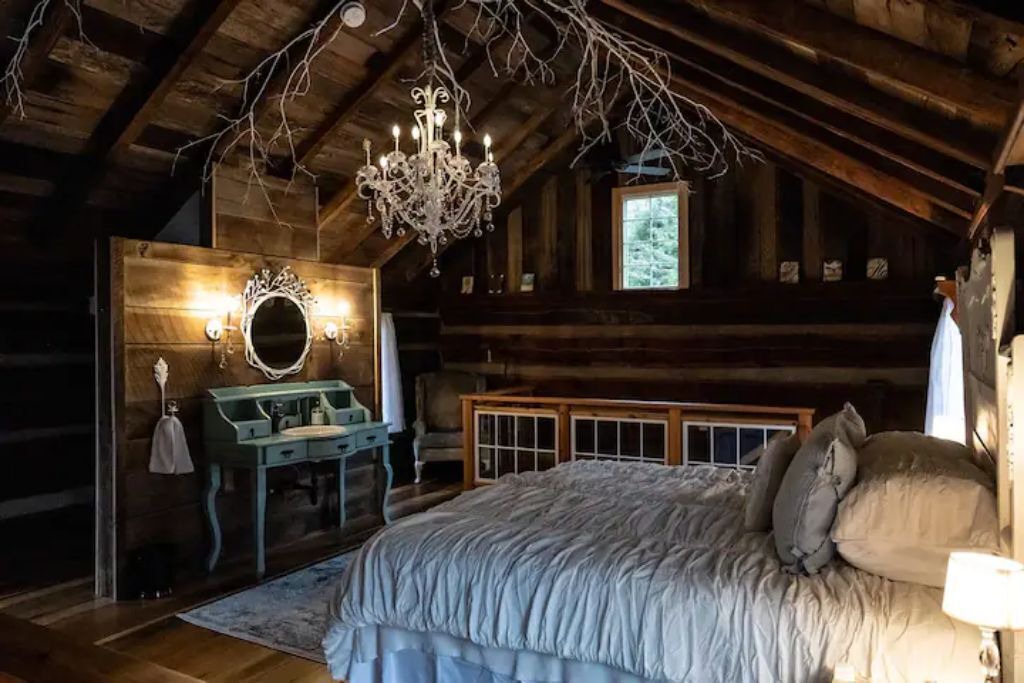 Photo of Bedroom in Hendersonville
