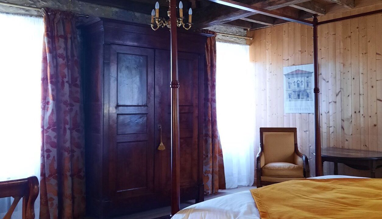 Photo of Bedroom in Flavigny-sur-Ozerain