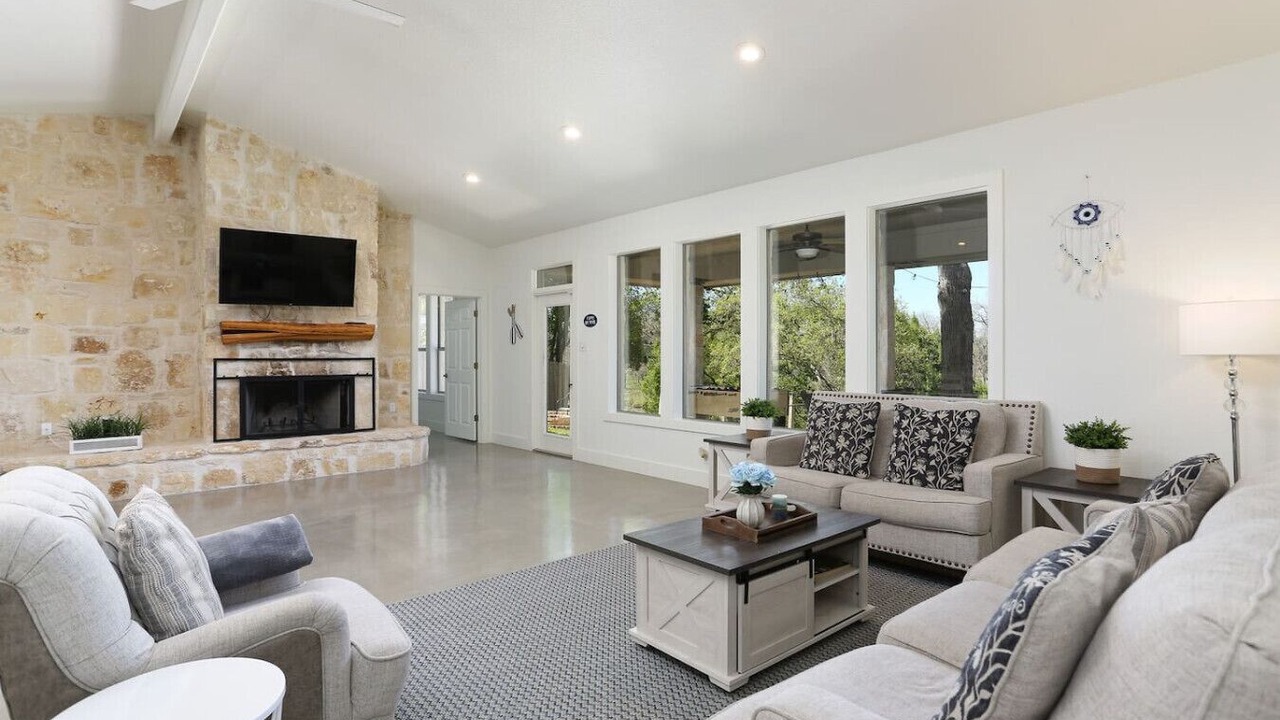 Photo of Livingroom in McQueeney