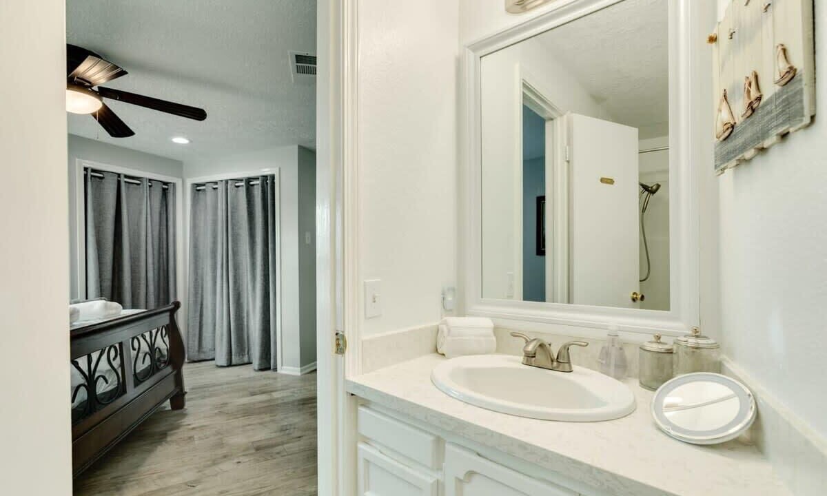 Photo of Bathroom in Pirates Beach