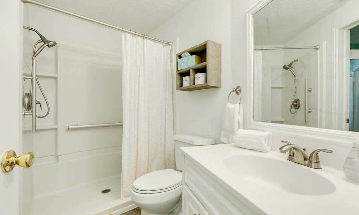 Photo of Bathroom in Pirates Beach