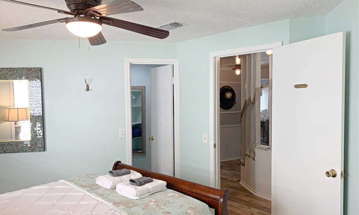Photo of Bedroom in Pirates Beach