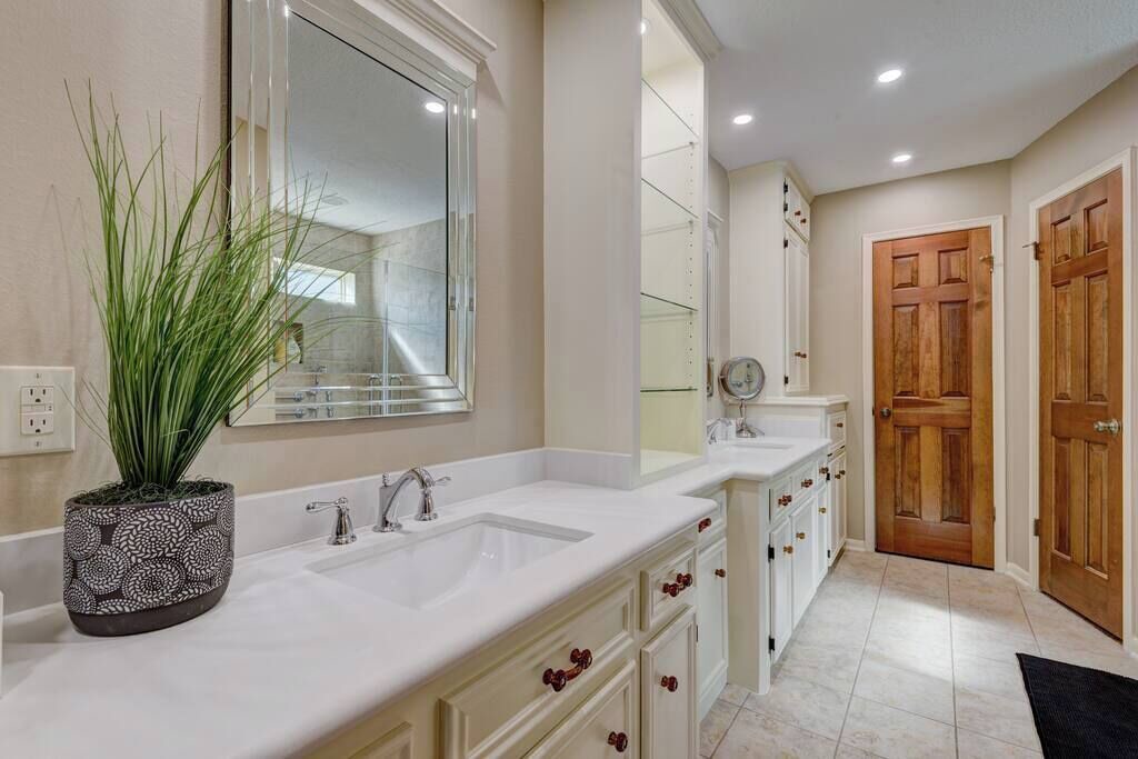 Photo of Bathroom in Wimbledon Falls