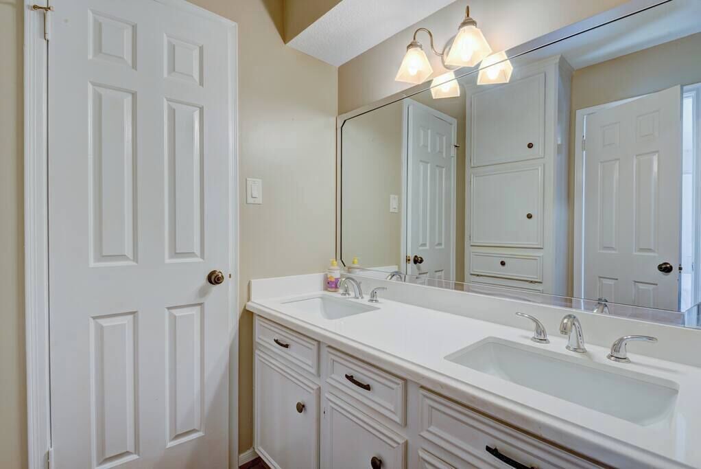 Photo of Bathroom in Wimbledon Falls