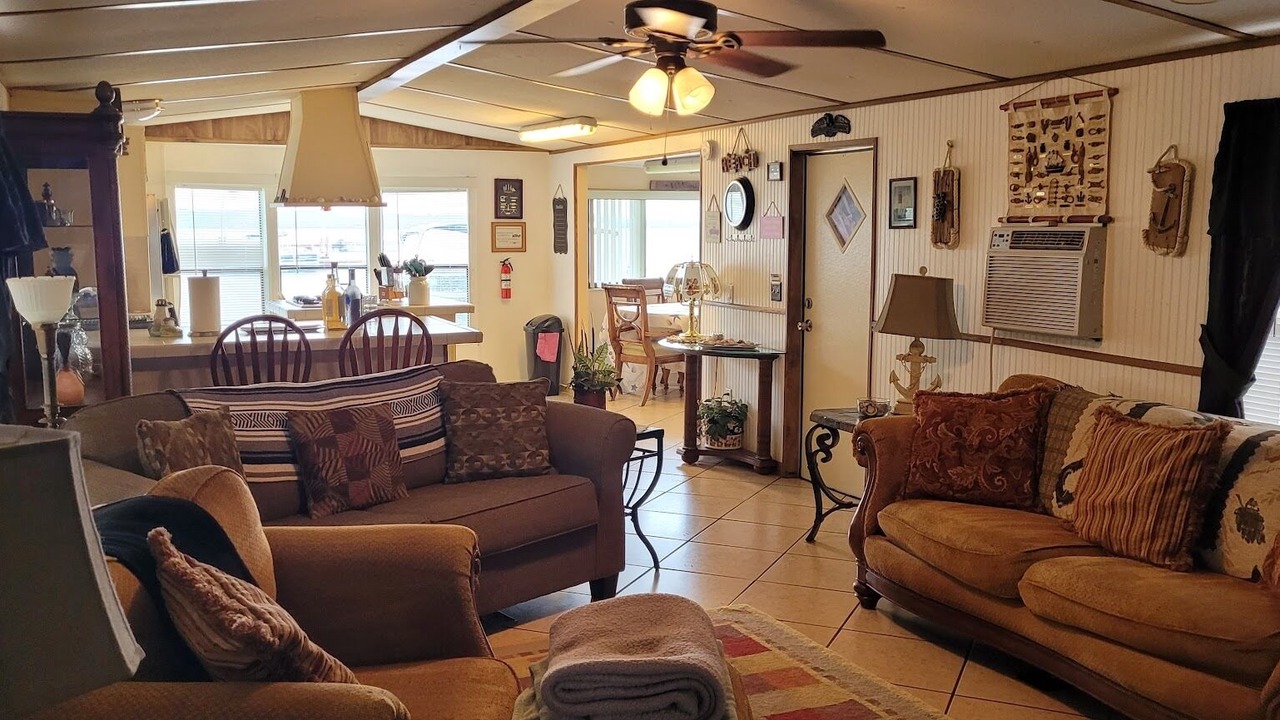 Photo of Livingroom in Oak Hill