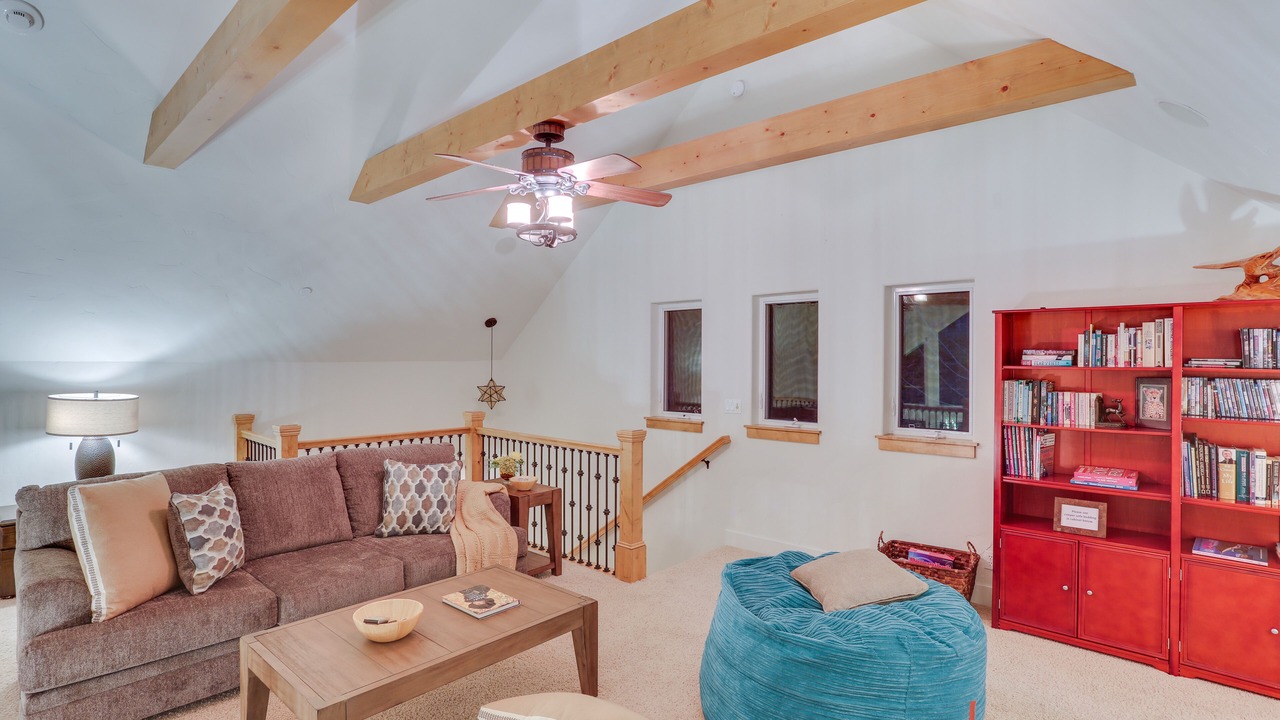 Photo of Livingroom in Blue Jay