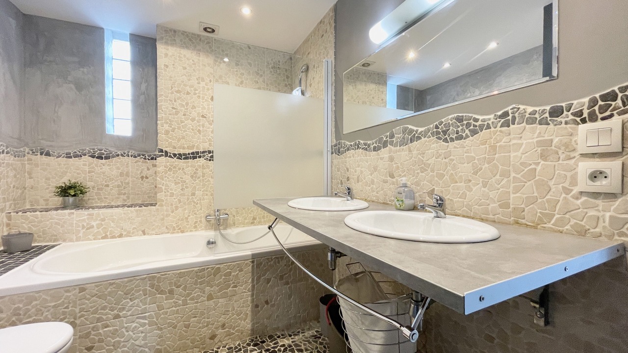 Photo of Bathroom in Quartier Exposition-Bajatiere