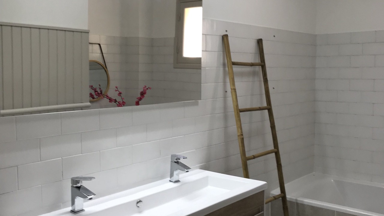 Photo of Bathroom in Chateauneuf-Villevieille