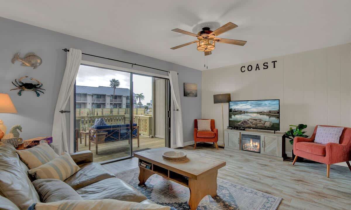 Photo of Livingroom in Harbor Oaks