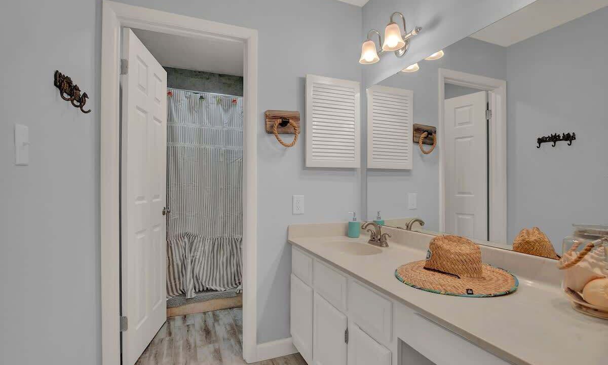 Photo of Bathroom in Harbor Oaks