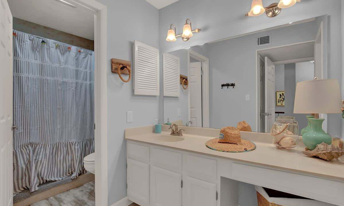 Photo of Bathroom in Harbor Oaks