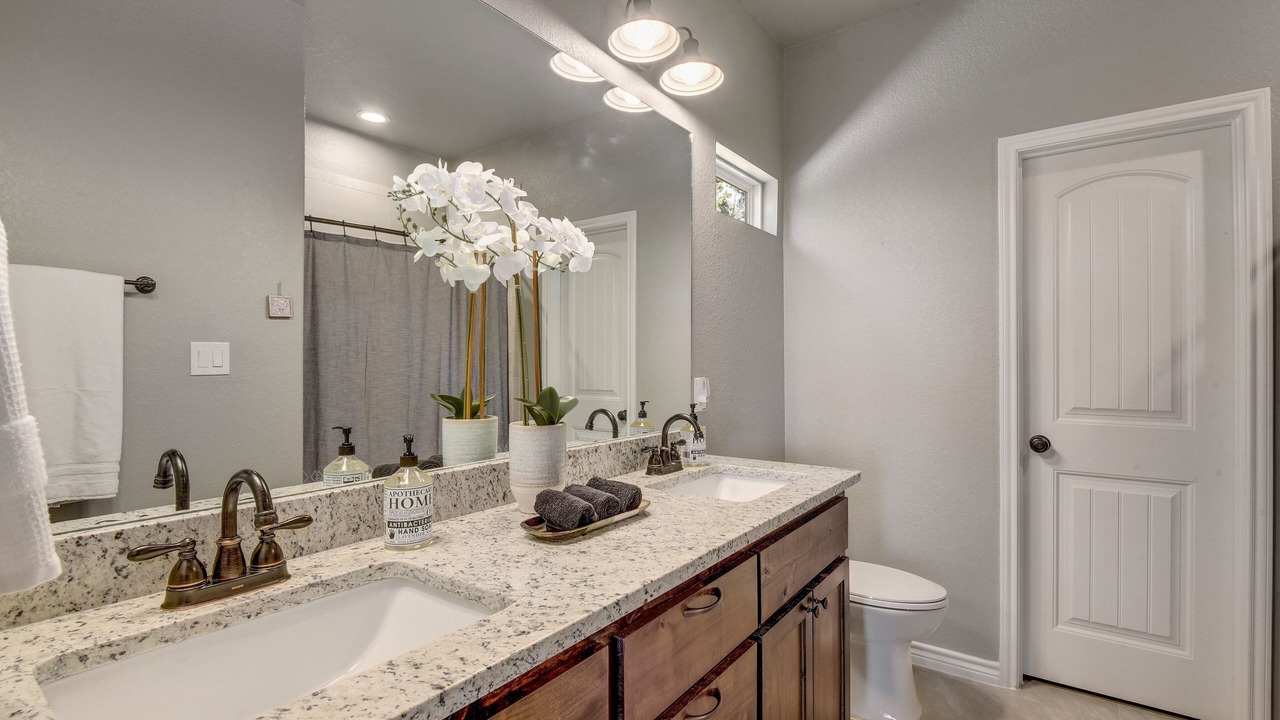 Photo of Bathroom in Canyon Lake