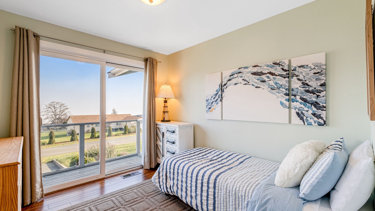 Photo of Bedroom in Oak Harbor