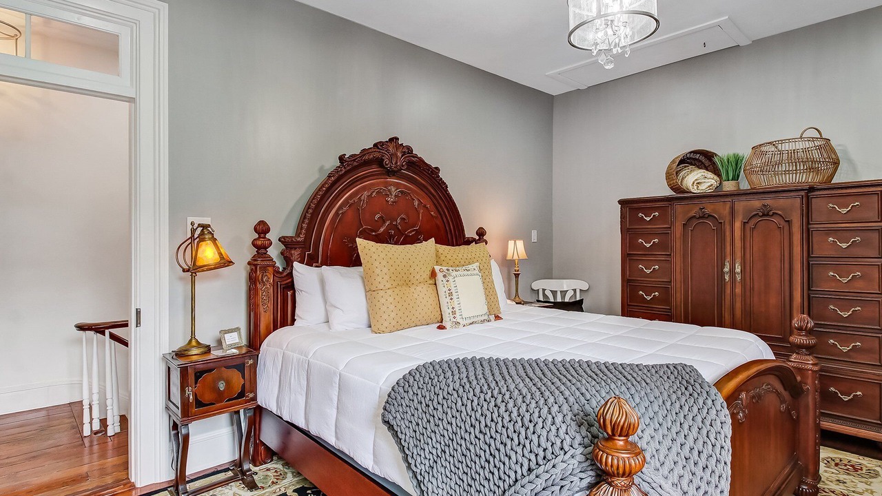 Photo of Bedroom in Historic District - North