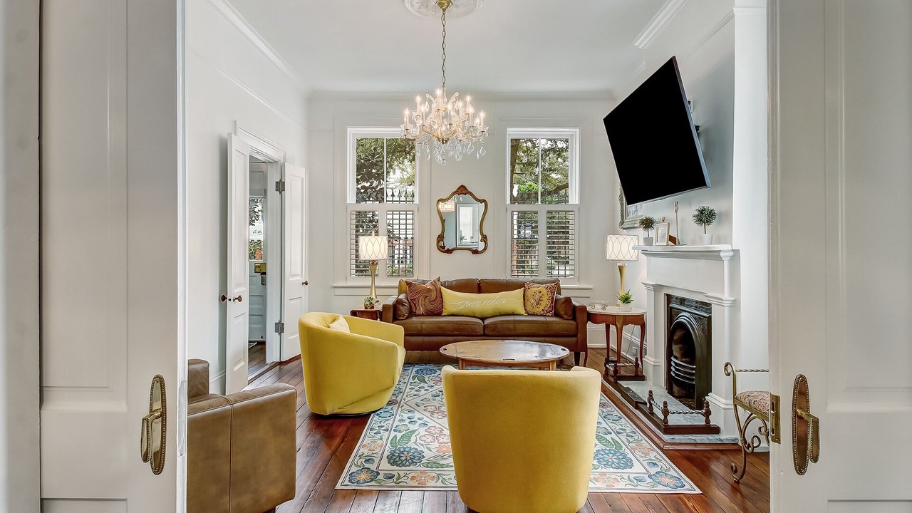 Photo of Livingroom in Historic District - North