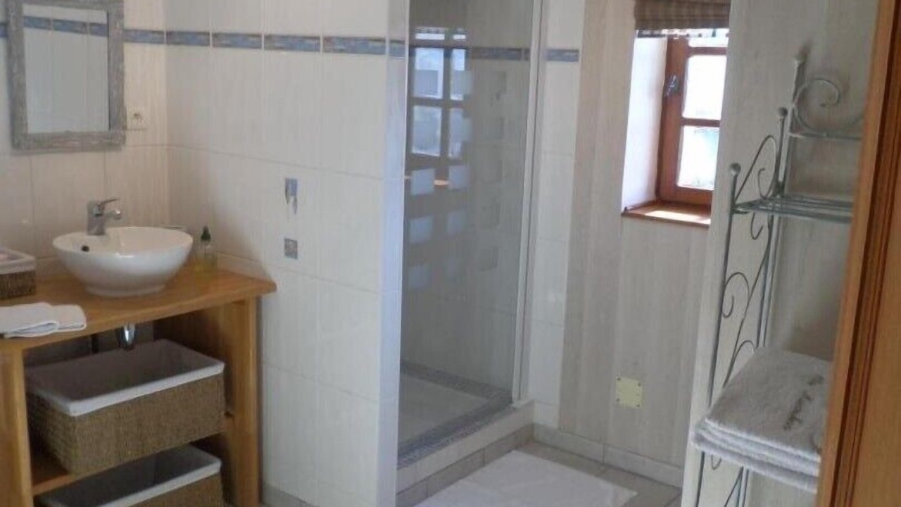 Photo of Bathroom in Emeringes