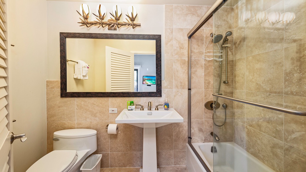 Photo of Bathroom in Kuliouou - Kalani Iki