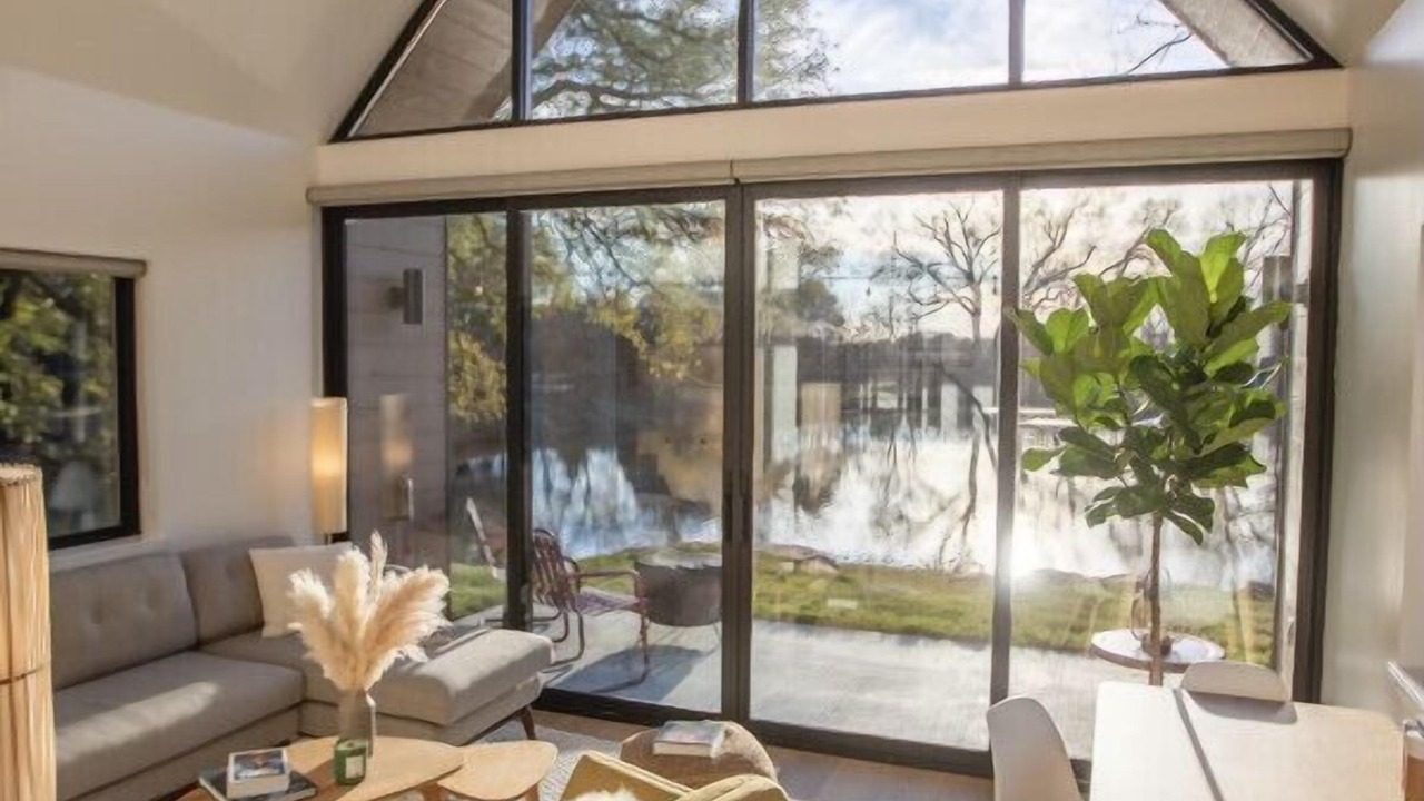 Photo of Livingroom in Lacy-Lakeview