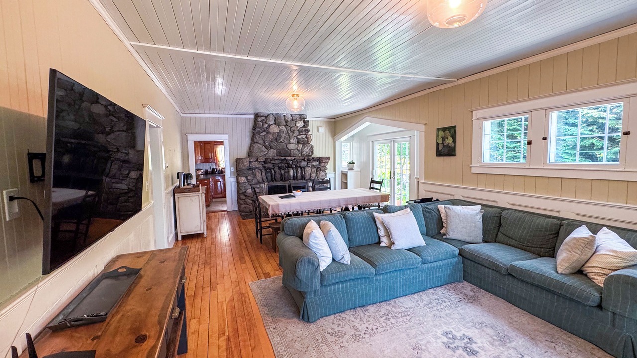 Photo of Livingroom in Prides Crossing