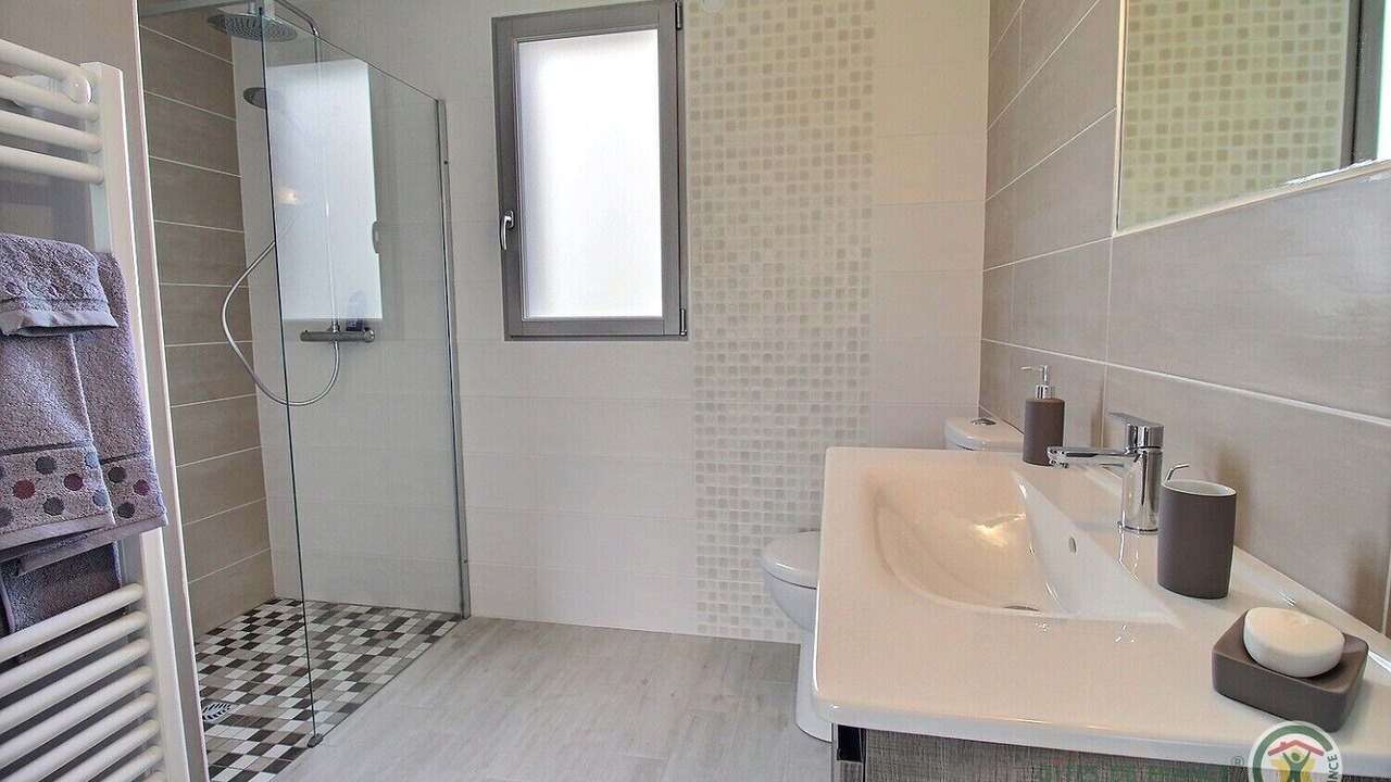 Photo of Bathroom in Quemperven