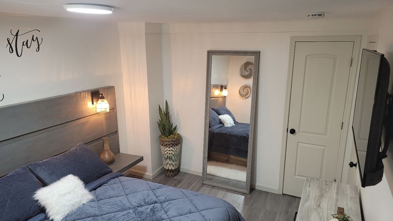 Photo of Bedroom in Alden Manor