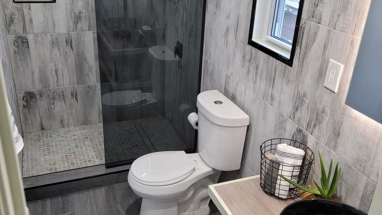 Photo of Bathroom in Alden Manor
