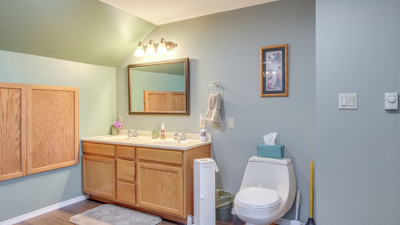 Photo of Bathroom in Coos Bay