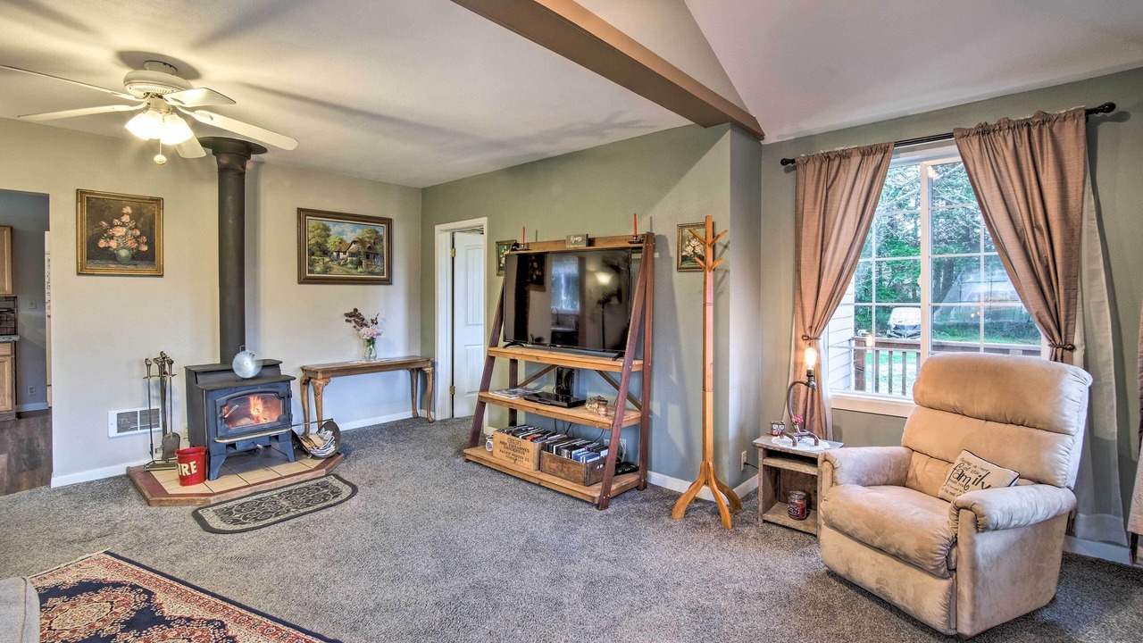 Photo of Bedroom in Coos Bay