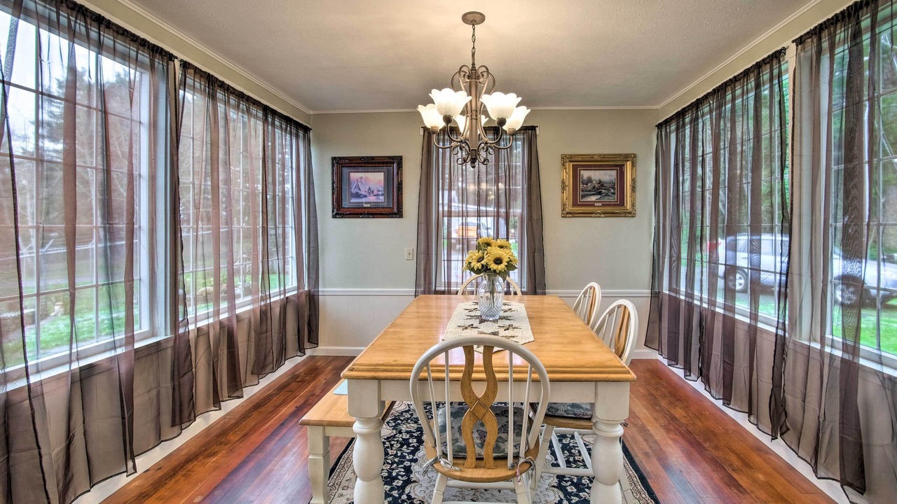 Photo of Livingroom in Coos Bay