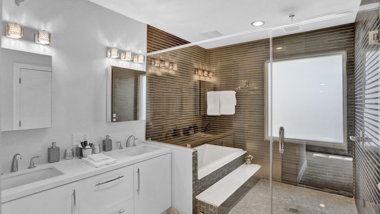 Photo of Bathroom in Hollywood Lakes