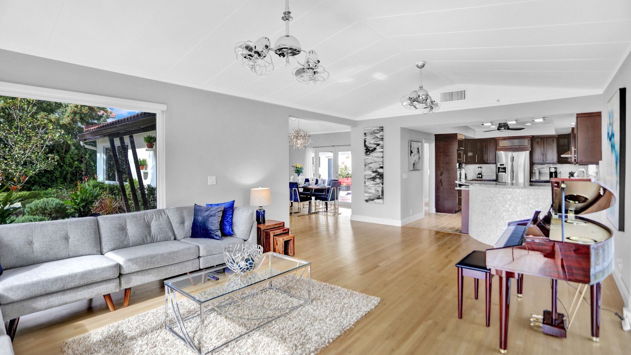 Photo of Livingroom in Hollywood Lakes
