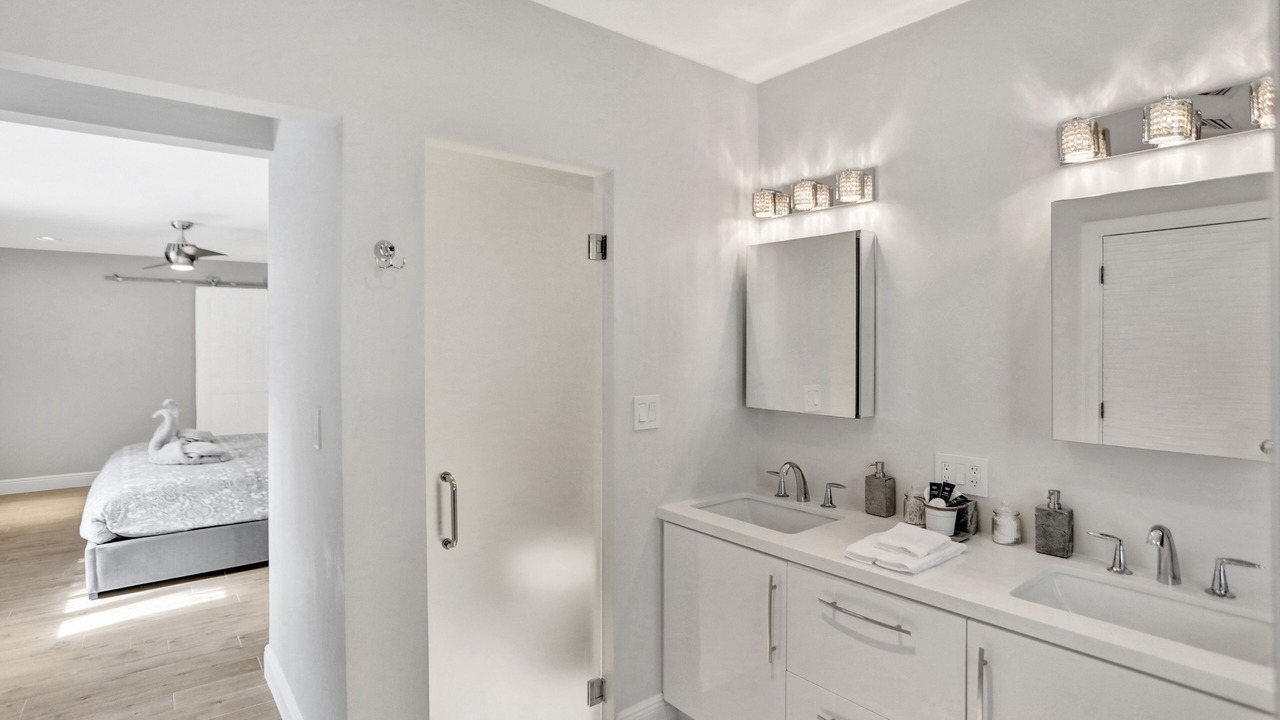 Photo of Bathroom in Hollywood Lakes