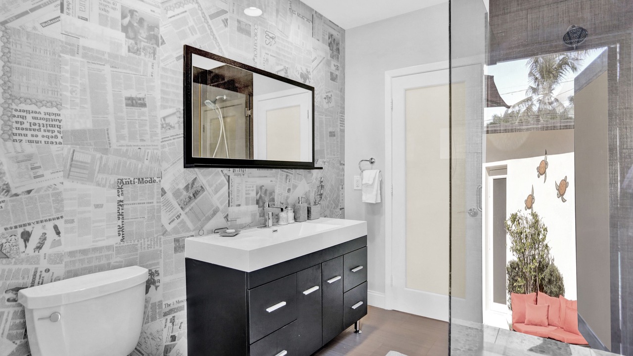 Photo of Bathroom in Hollywood Lakes