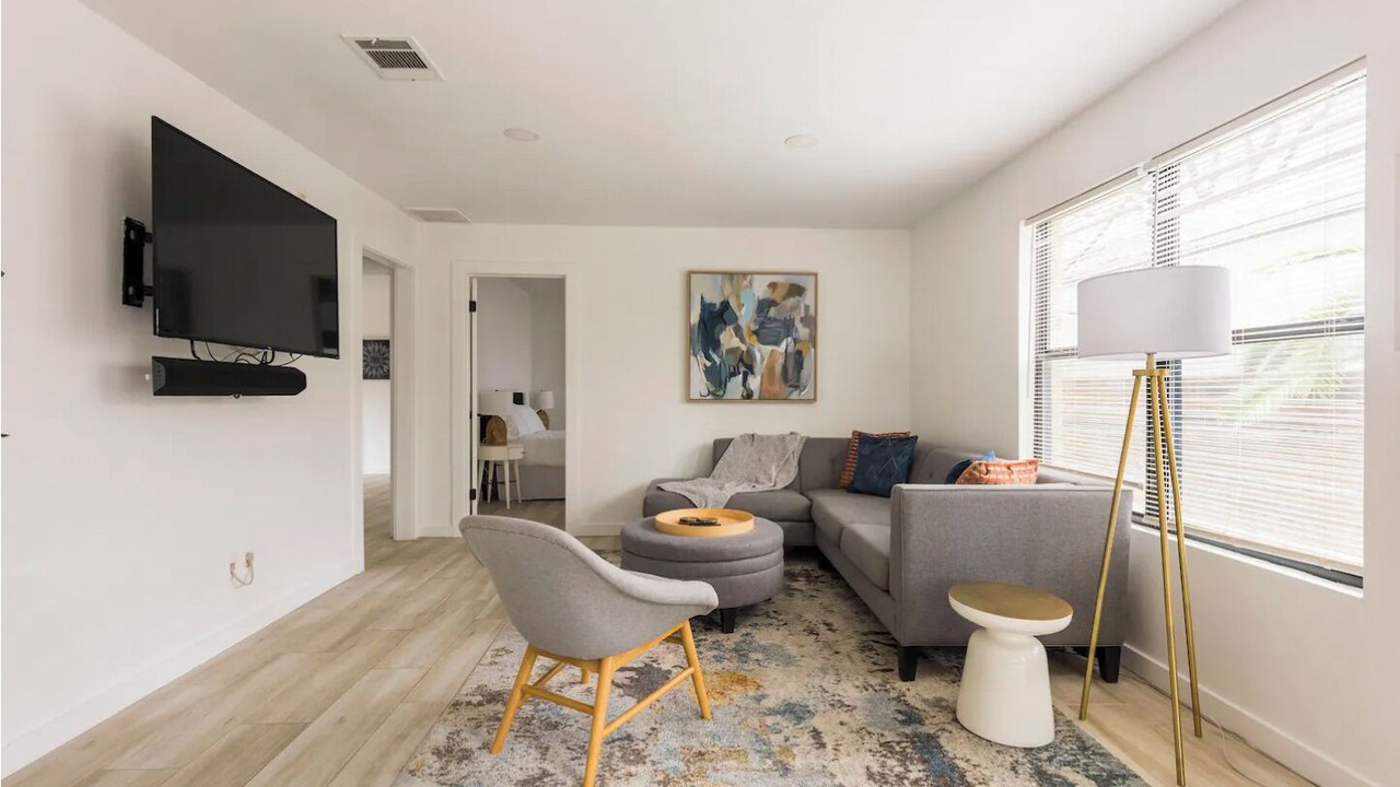 Photo of Livingroom in East Cesar Chavez