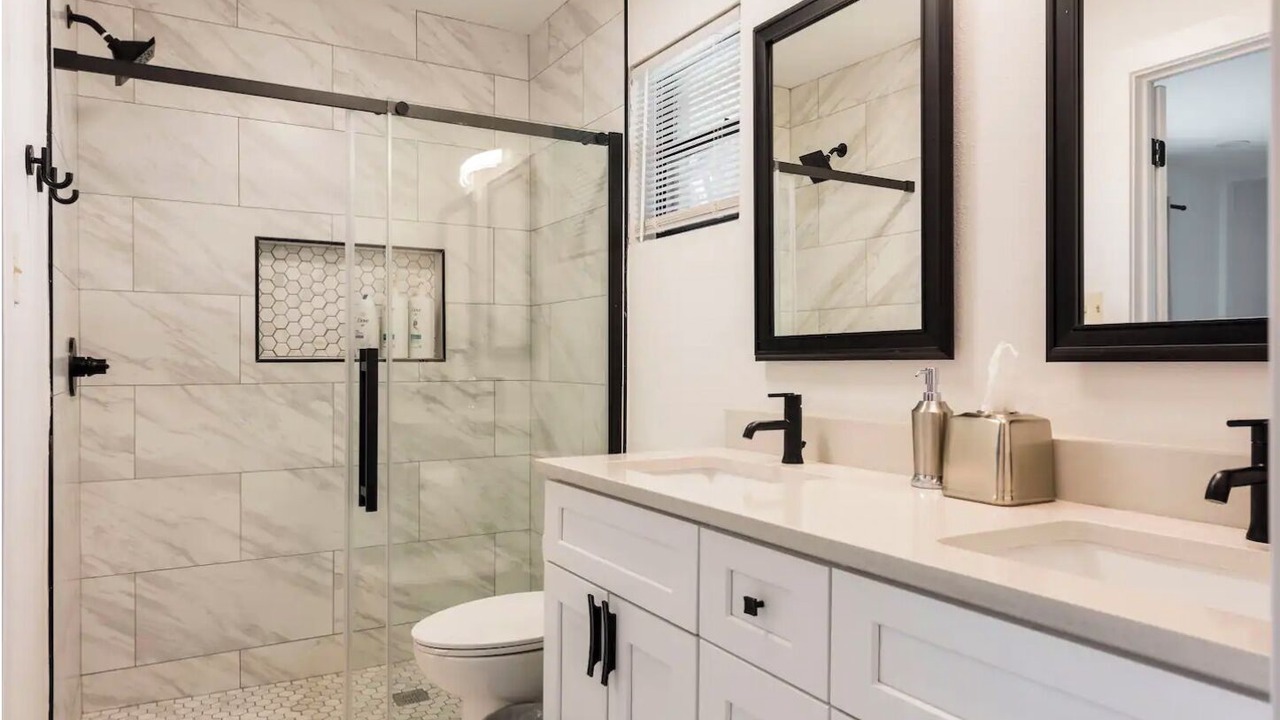 Photo of Bathroom in East Cesar Chavez