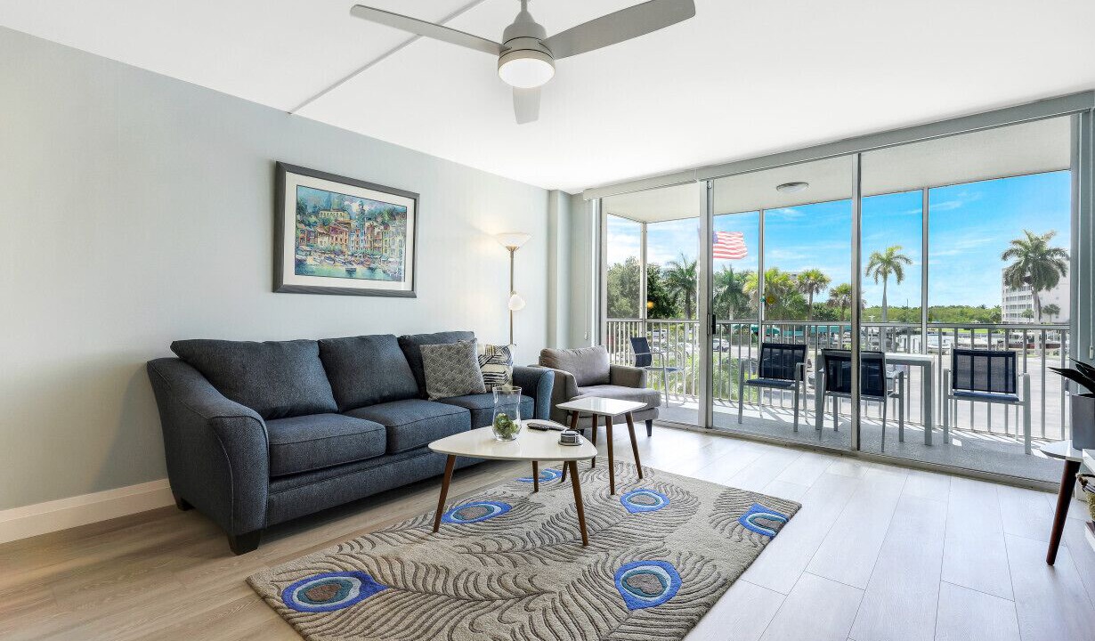 Photo of Livingroom in Vanderbilt Beach