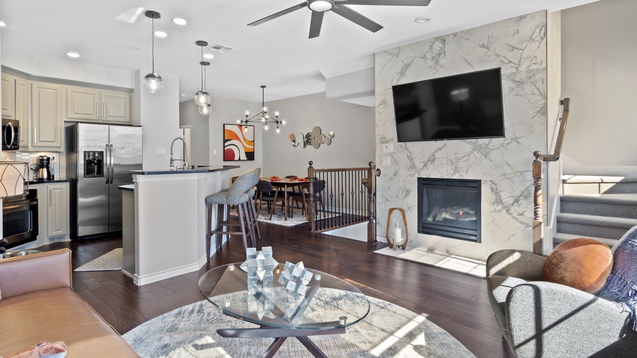 Photo of Livingroom in Legacy Town Center North