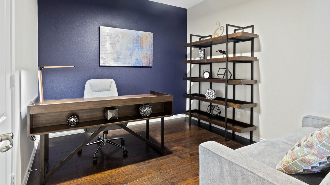 Photo of Livingroom in Legacy Town Center North
