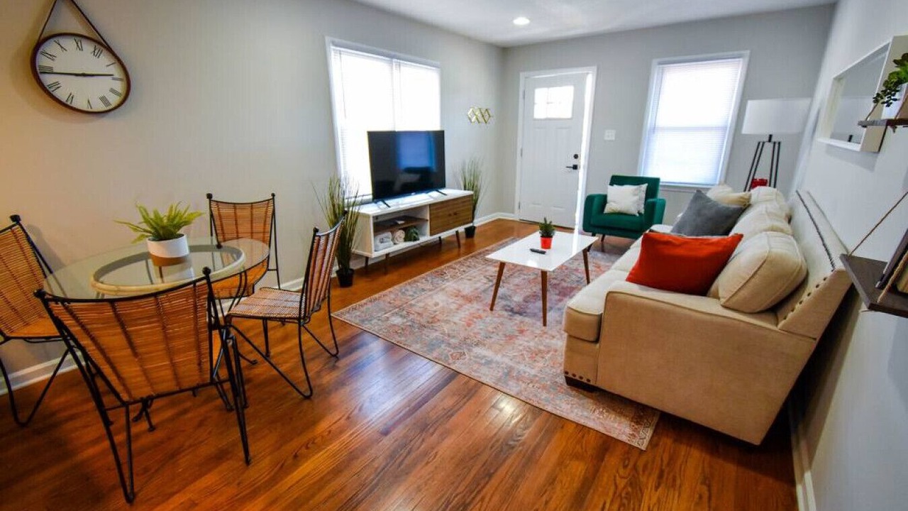 Photo of Livingroom in West Plaza