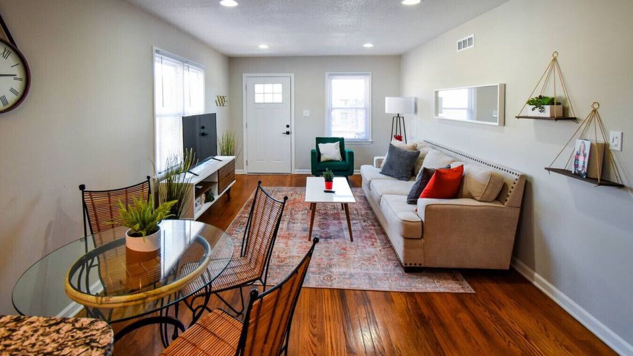 Photo of Livingroom in West Plaza