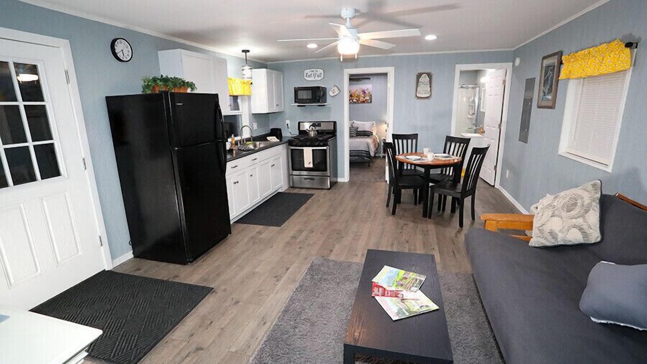 Photo of Livingroom in Commerce
