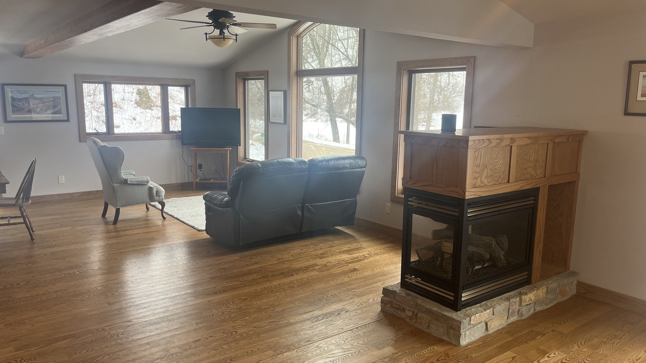 Photo of Livingroom in Iowa County