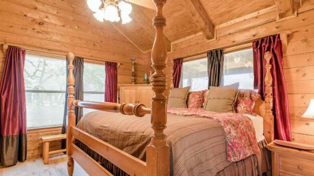 Photo of Bedroom in Uvalde