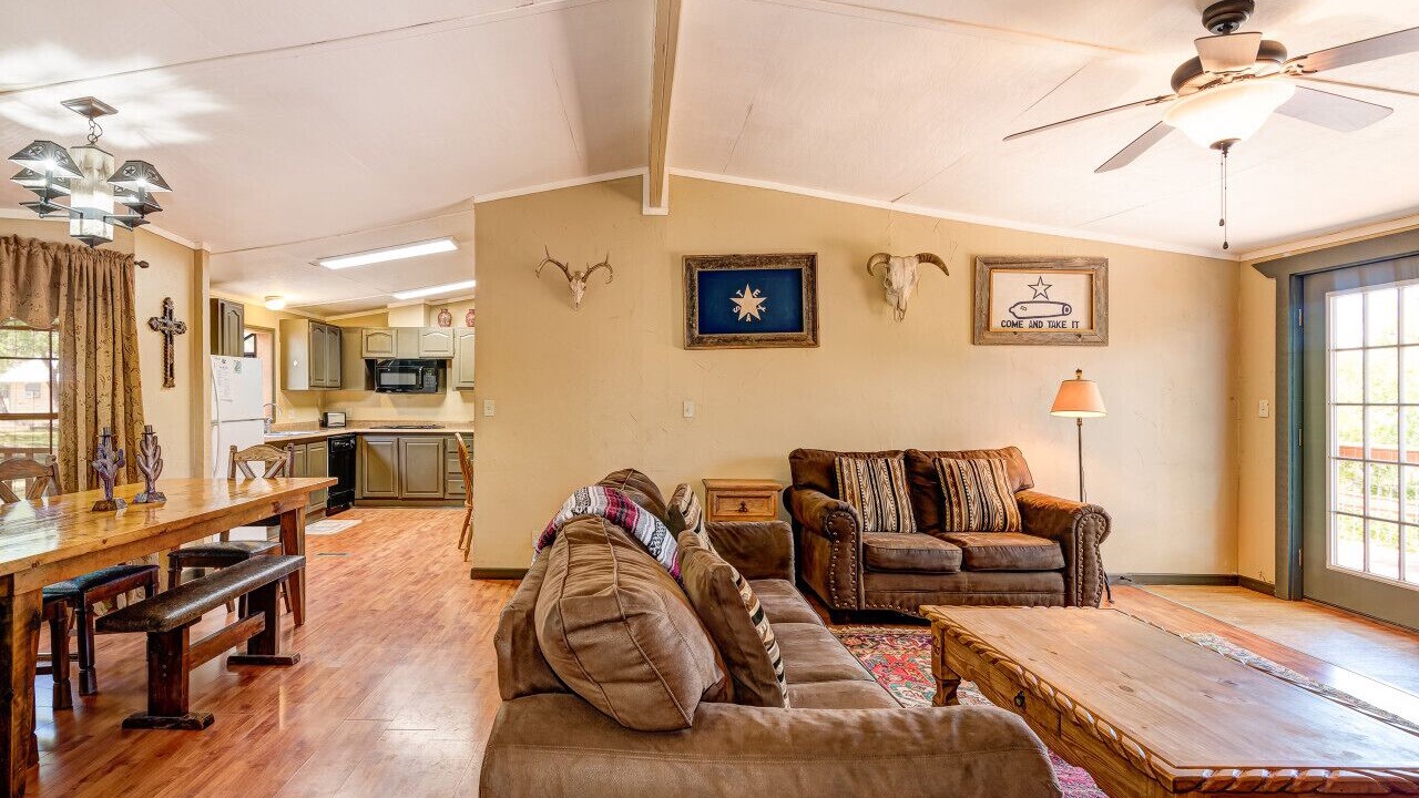 Photo of Livingroom in Uvalde