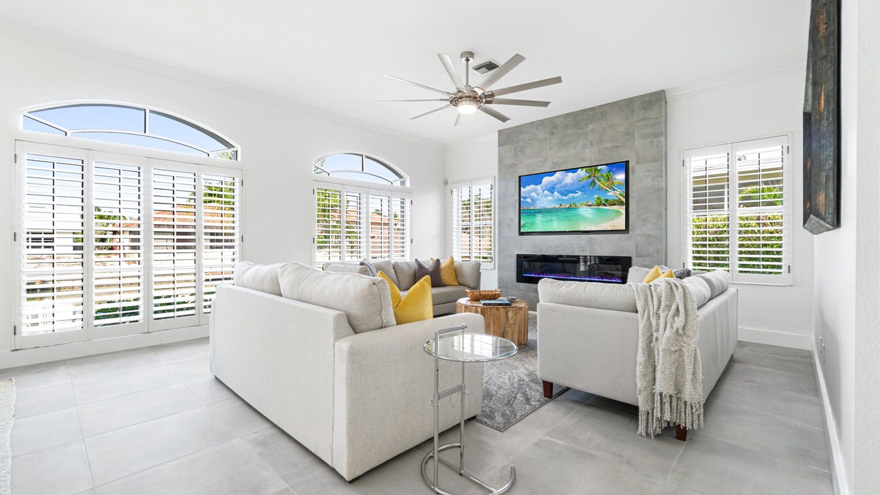 Photo of Livingroom in Vanderbilt Beach