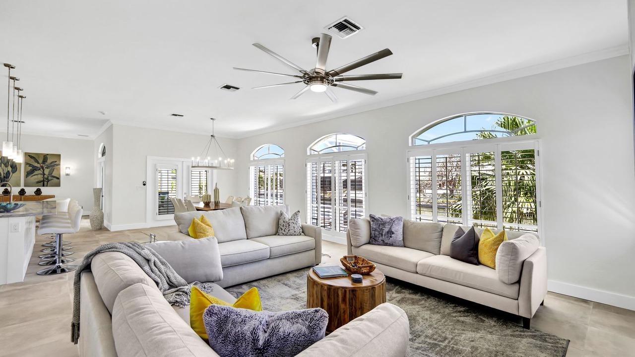 Photo of Livingroom in Vanderbilt Beach