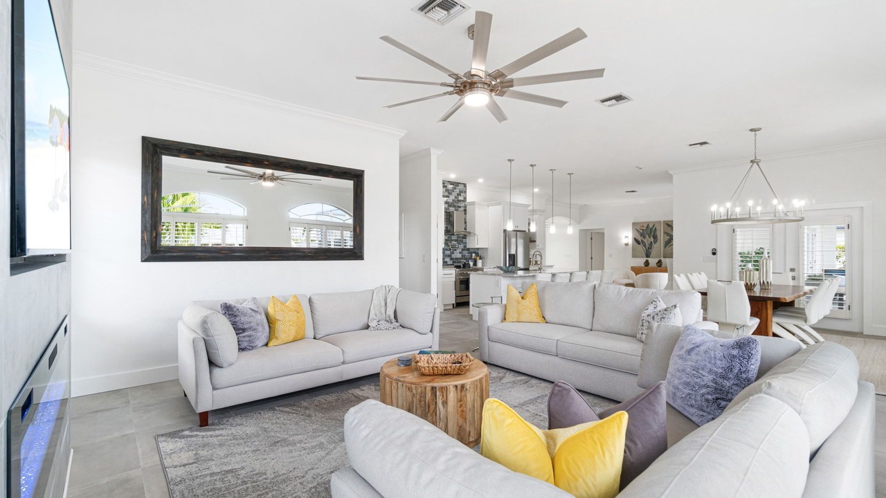 Photo of Livingroom in Vanderbilt Beach