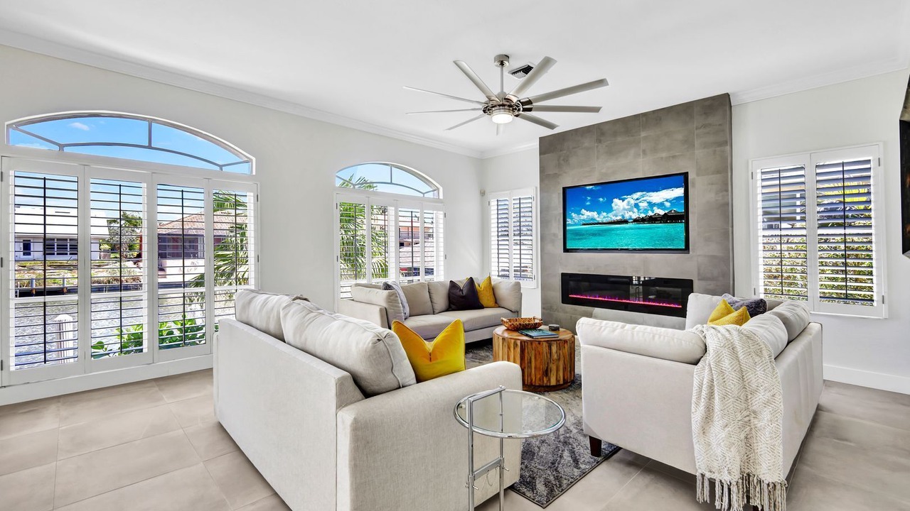 Photo of Livingroom in Vanderbilt Beach
